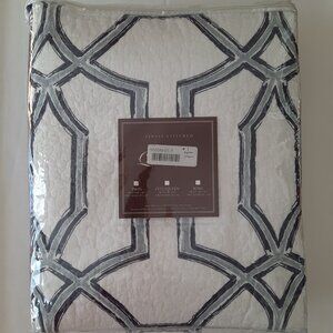 Finely Stitched Quilt Set Twin Size 2 Standard Shams White, Navy & Light Blue